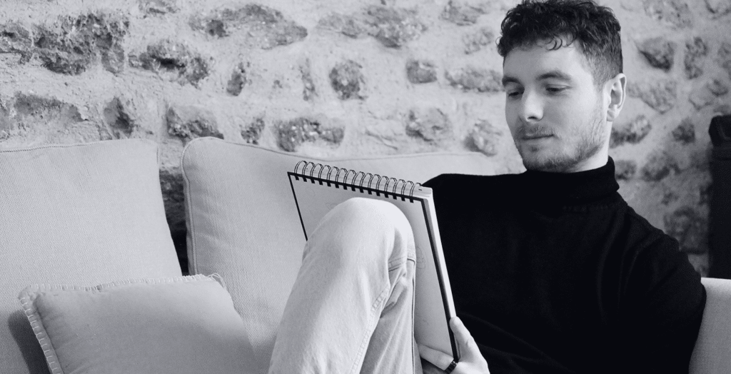 Duncan Auger en train de créer des logos pas cher