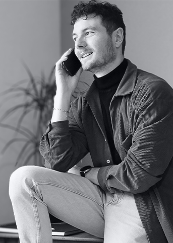 le graphiste du labo graphique en conversation téléphonique pour la réalisation d'un site web